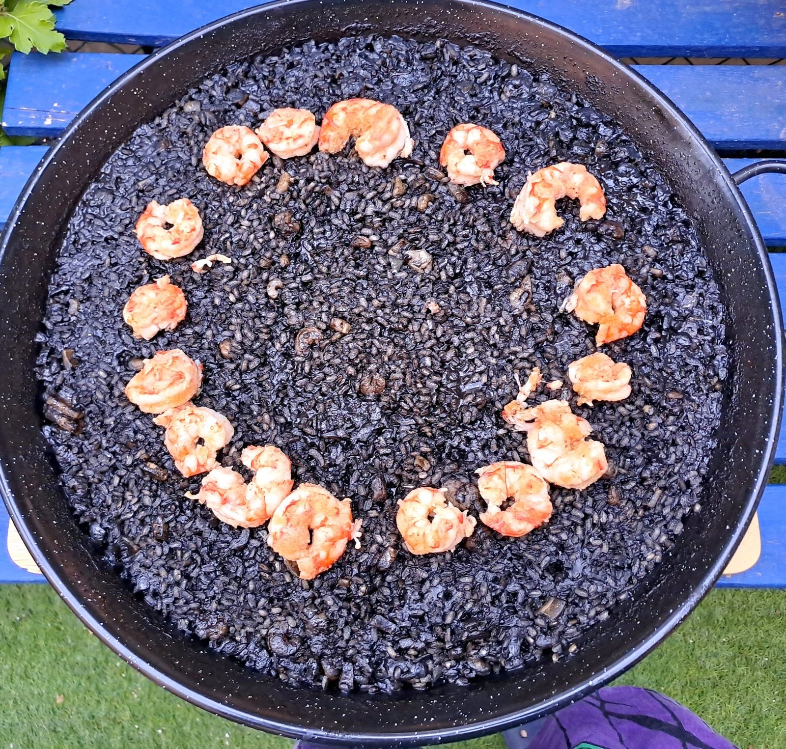 Paella Negra de Calamares y Gambones