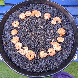 Paella Negra de Calamares y Gambones