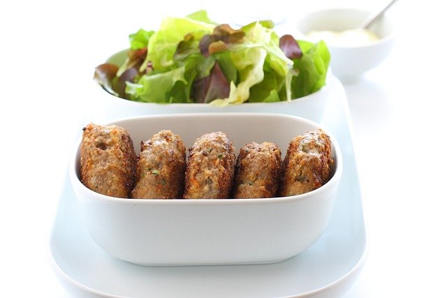 Filetes Rusos con Tomate y Ensalada
