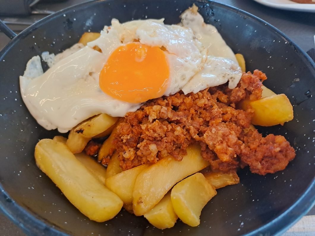 Picadillo de Chorizo con Huevos Fritos