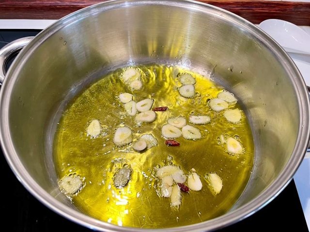 Ajo con aceite y guindilla
