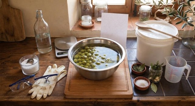 Mise en place de como Cómo Curar Aceitunas con Sosa Cáustica