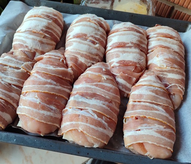 Pollo envuelto en beicon