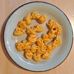 Ñoquis Fritos con Salsa Chédar