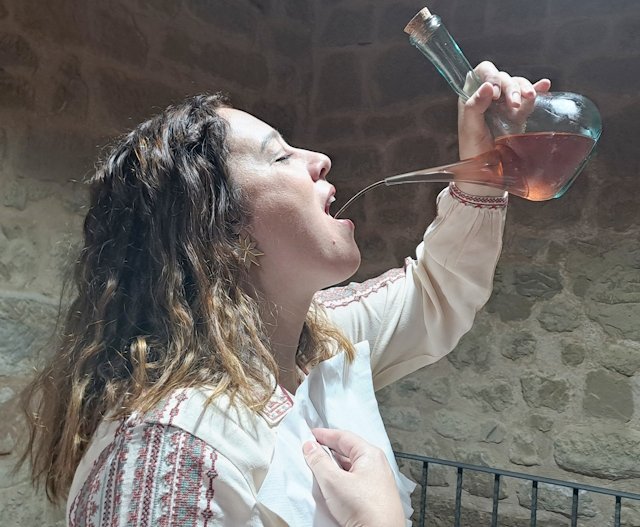 Mar bebiendo el zurracapote en porrón