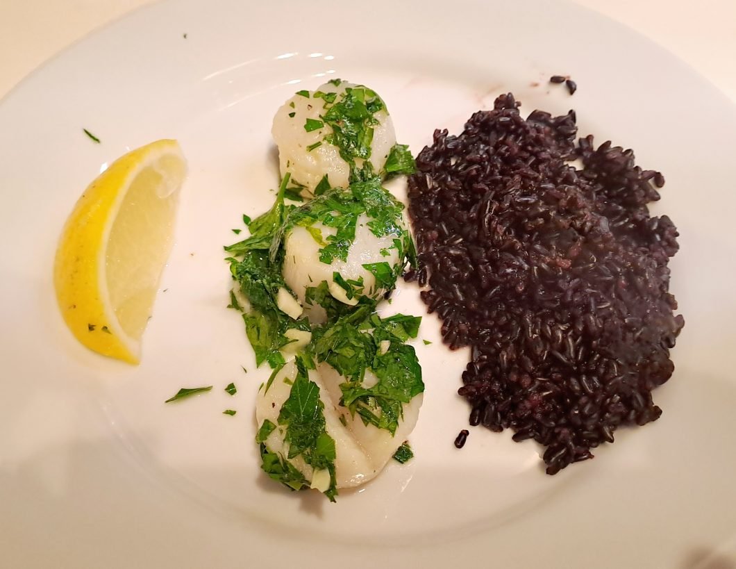 Vieiras al ajillo con Arroz Negro