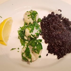 Vieiras al ajillo con Arroz Negro