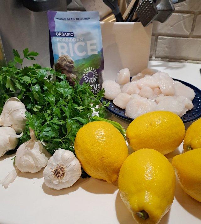 Vieiras al ajillo con Arroz Negro