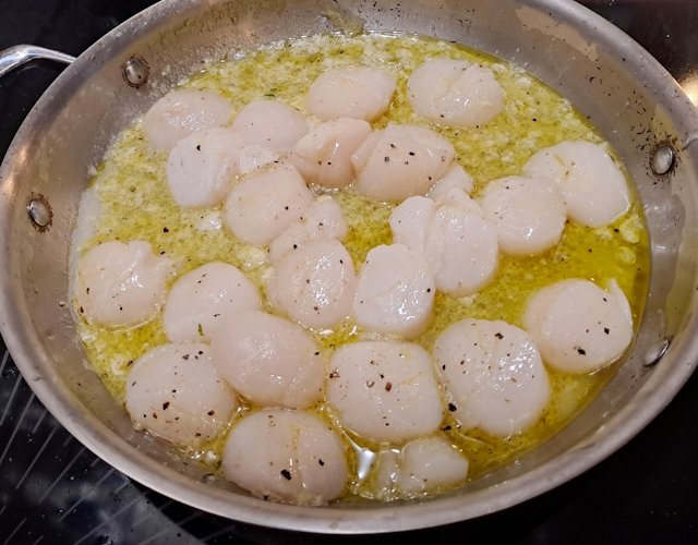 Vieiras al ajillo con Arroz Negro