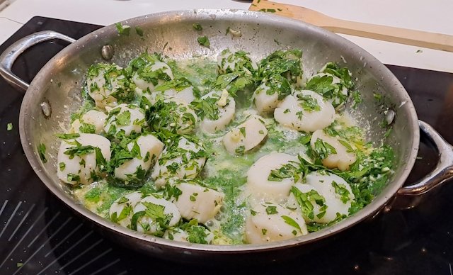 Vieiras al Ajillo con perejil