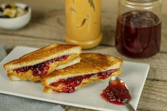 Sándwich de Mantequilla De Cacahuete Y Mermelada, variante del Sándwich de Salmón Ahumado y Queso