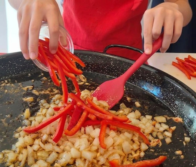 sofrito de cebolla, ajo y pimientos rojos
