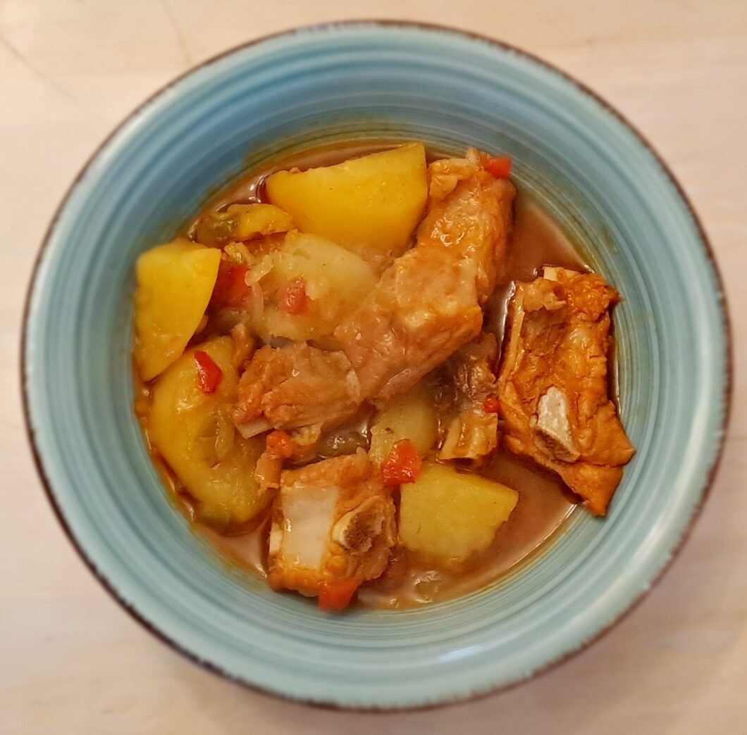 Guiso de Patatas con Costillas Adobadas en Cocotte