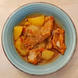 Guiso de Patatas con Costillas Adobadas en Cocotte