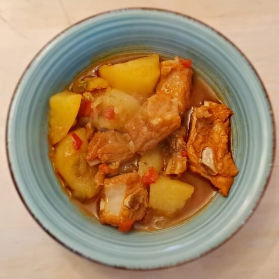 Guiso de Patatas con Costillas Adobadas en Cocotte