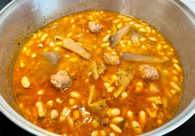 Alubias Blancas con Setas y Butifarra