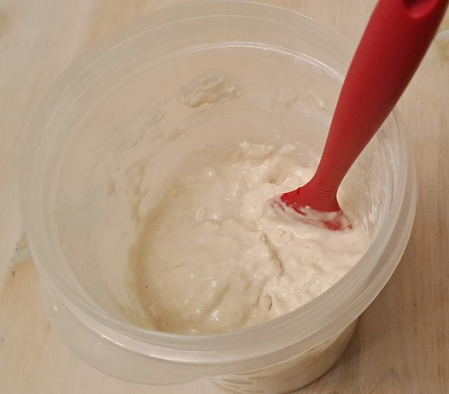 Poolish recién mezclado, para hacer la hogaza integral de espelta con nueces