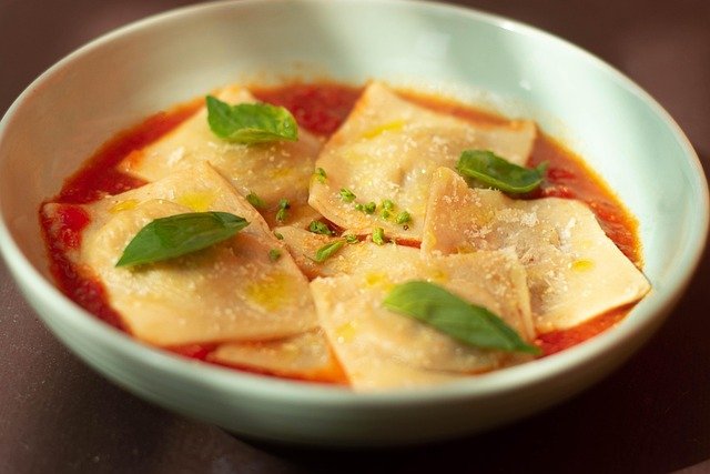 Raviolis, variante de Tortelloni Rellenos en Salsa de Tomate