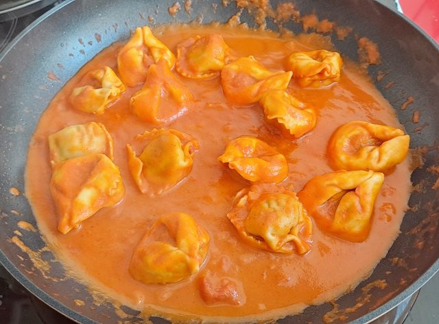 Receta de Tortelloni frescos con salsa de tomate
