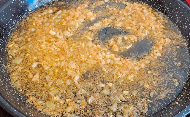 Sofrito para hacer la receta de Paella de Calamares, Gambas y Langostinos
