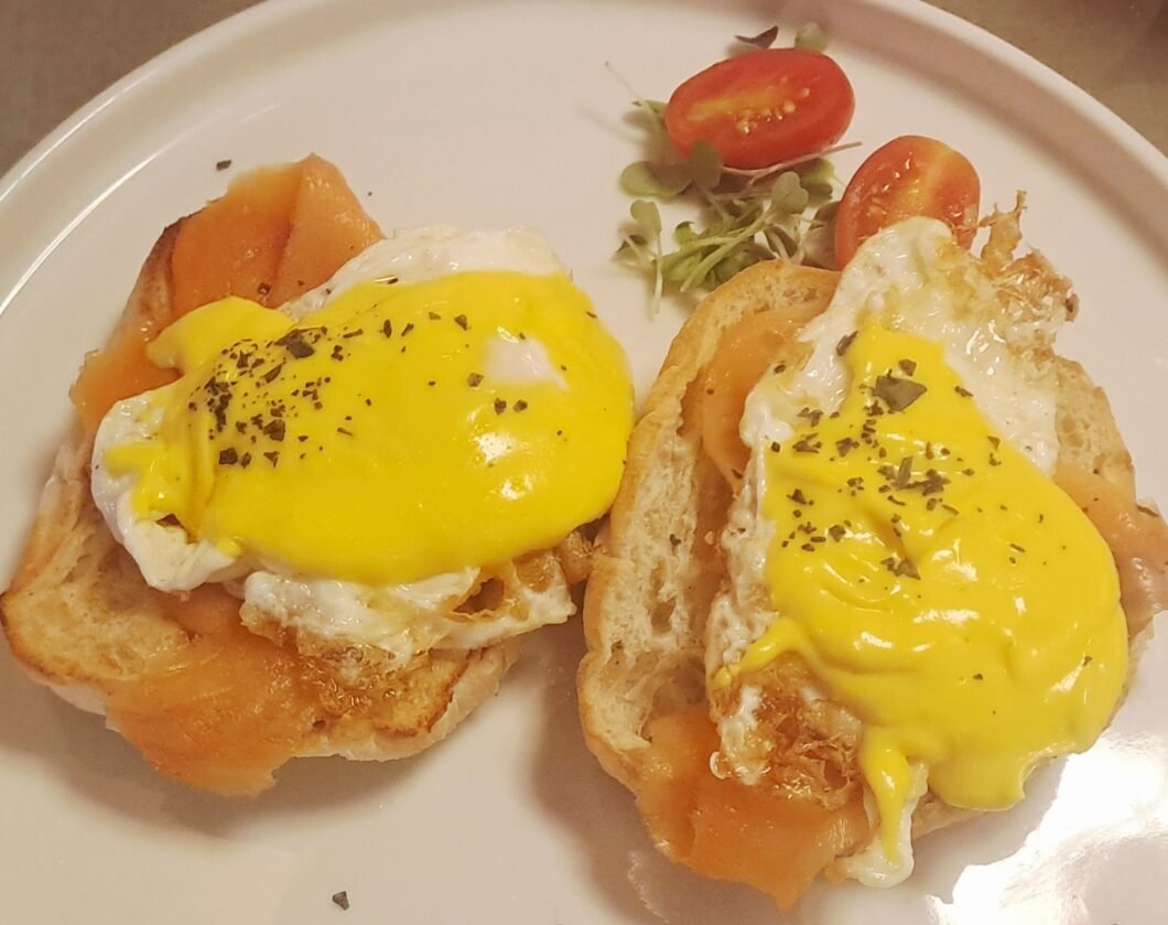 Huevos Beneditinos con Salmón