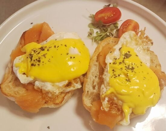 Huevos Benedictinos con Salmón Marinado