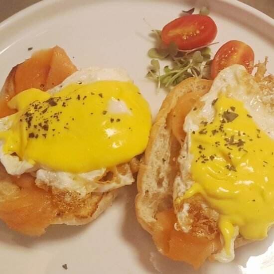Huevos Beneditinos con Salmón