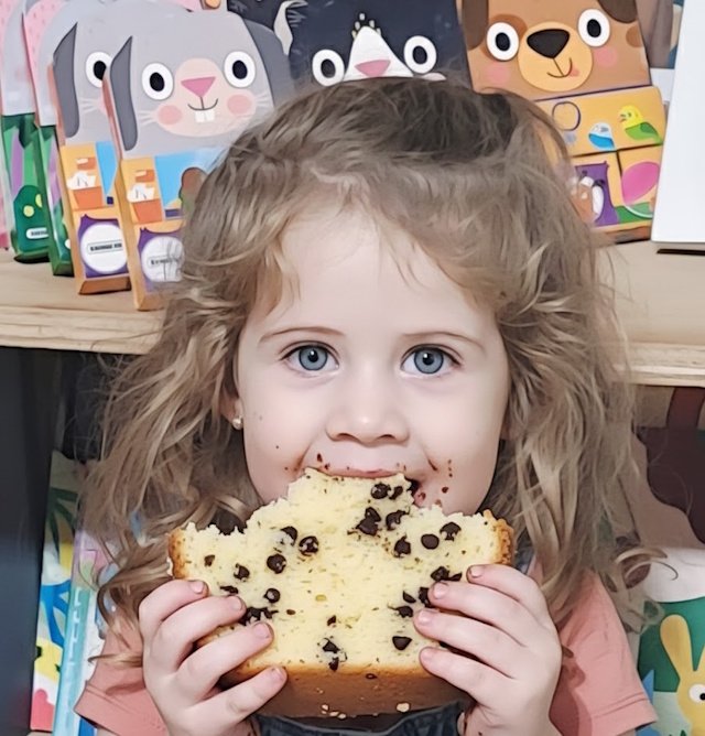 Irene comiendo un bizcocho