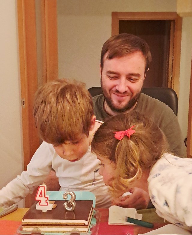 dedicatoria de la receta de HUEVOS BENEDICTINOS CON SALMÓN MARINADO