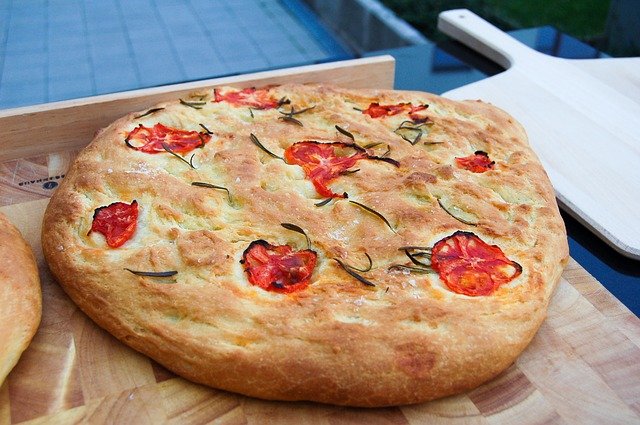 Receta de Focaccia de Tomates Secos, Aceitunas Negras y un Toque de Orégano