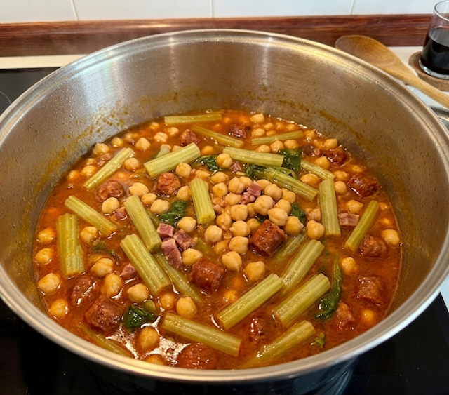 Reposo de la receta de guiso de garbanzos con trozos de chistorra roja, virutas de jamón serrano y tallos de borraja