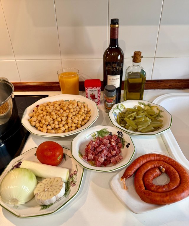 Mise en Place de la receta de Garbanzos con Chistorra, Jamón y Borrajas
