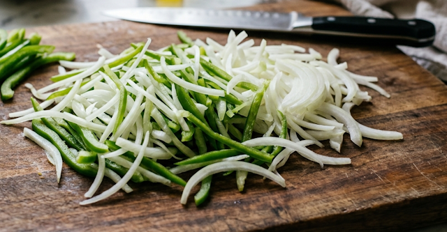 Cebolla y pimiento en juliana fina