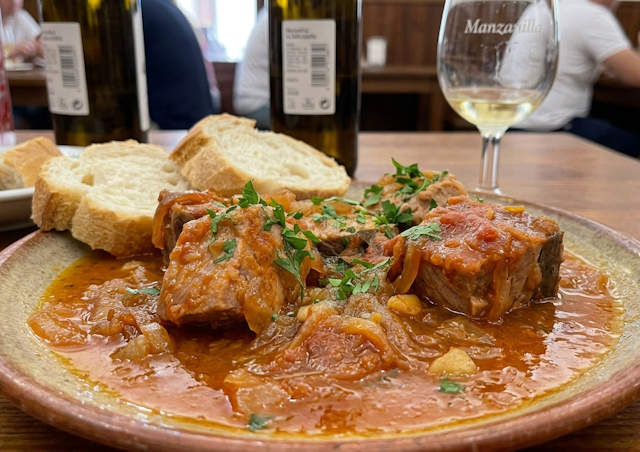 Atún a la Sanluqueña con tomate en plato