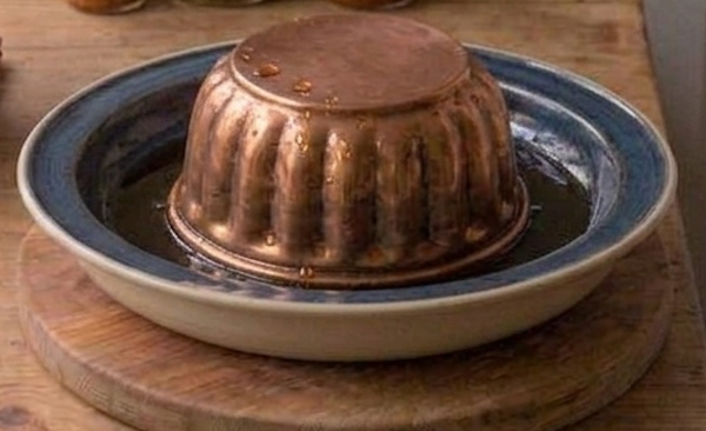 Flan de queso cremoso cubierto con caramelo casero