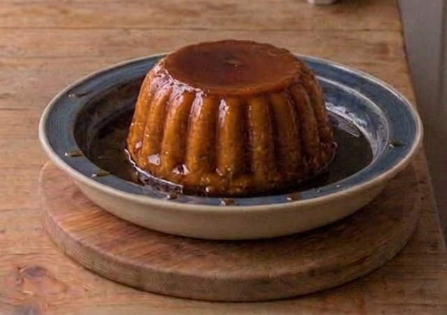 Flan de queso cremoso cubierto con caramelo casero