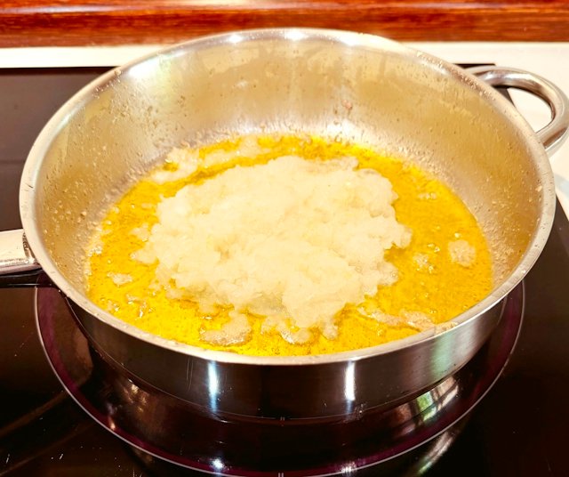 Pochado de cebolla para hacer la receta de Atún a la Sanluqueña