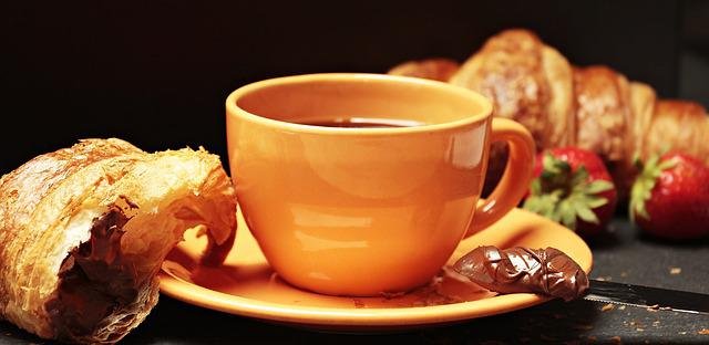 Desayuno con Cruasán relleno de chocolate